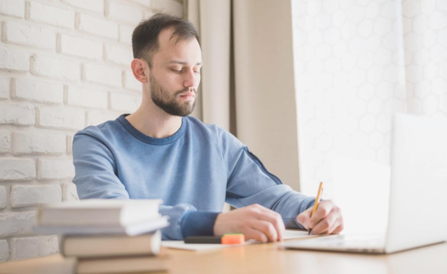 Étudiante utilisant une plateforme d'apprentissage adaptatif sur son ordinateur portable